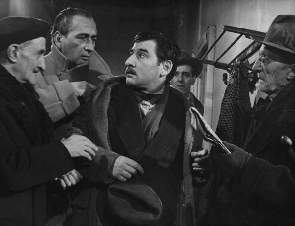 Scena del film "Il cappotto" - Regia Alberto Lattuada - 1952 - Gli attori Nino Marchetti, Renato Rascel e tre attori non identificati