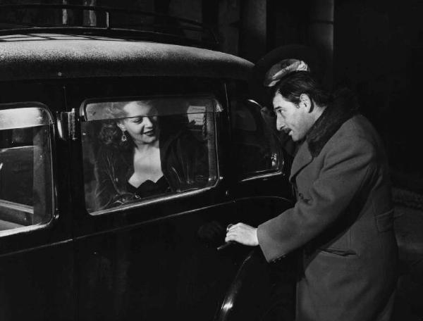 Scena del film "Il cappotto" - Regia Alberto Lattuada - 1952 - Gli attori Renato Rascel e Yvonne Sanson in automobile