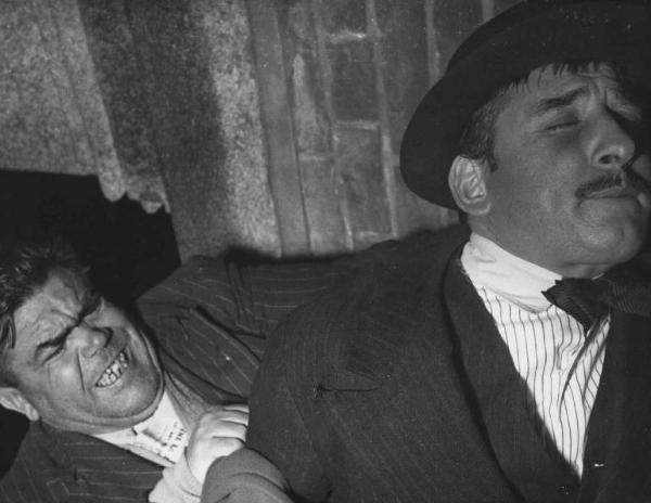 Scena del film "Il cappotto" - Regia Alberto Lattuada - 1952 - L'attore Renato Rascel e un attore non identificato