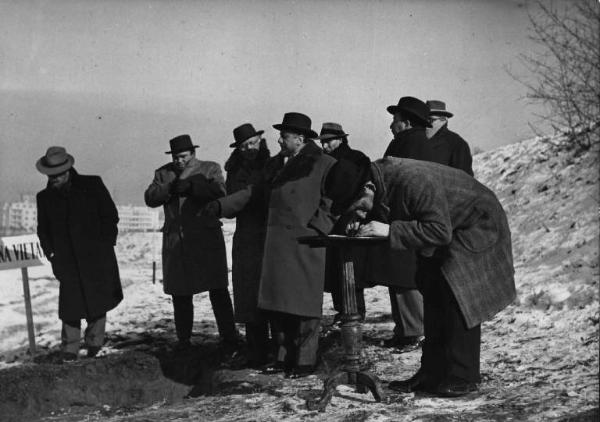 Scena del film "Il cappotto" - Regia Alberto Lattuada - 1952 - Gli attori Giulio Stival, Mimmo Poli, Renato Rascel, e un gruppo di attori non identificati