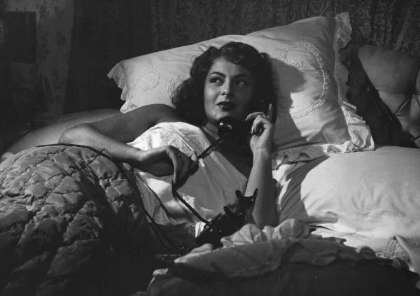 Scena del film "Il cappotto" - Regia Alberto Lattuada - 1952 - L'attrice Yvonne Sanson al telefono a letto