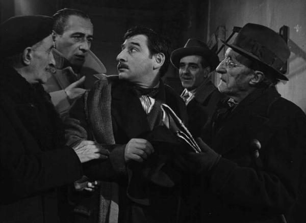 Scena del film "Il cappotto" - Regia Alberto Lattuada - 1952 - Gli attori Nino Marchetti, Renato Rascel e tre attori non identificati