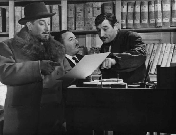 Scena del film "Il cappotto" - Regia Alberto Lattuada - 1952 - Gli attori Giulio Stival, Renato Rascel ed Ettore G. Mattia