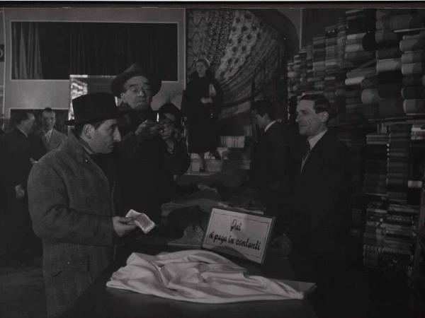 Scena del film "Il cappotto" - Regia Alberto Lattuada - 1952 - Gli attori Renato Rascel e Giulio Calì in un negozio