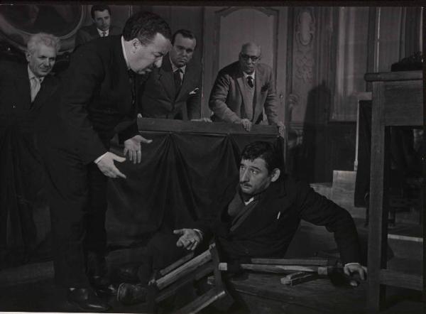 Scena del film "Il cappotto" - Regia Alberto Lattuada - 1952 - L'attore Renato Rascel a terra, gli attori Ettore G. Mattia e e attori non identificati