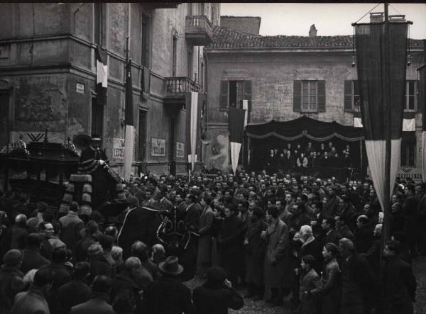 Scena del film "Il cappotto" - Regia Alberto Lattuada - 1952 - Folla a un funerale