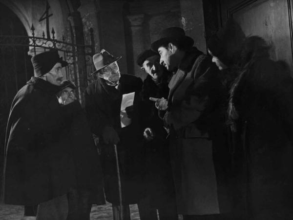 Scena del film "Il cappotto" - Regia Alberto Lattuada - 1952 - L'attore Renato Rascel e un gruppo di attori non identificati