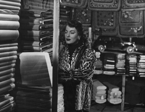 Scena del film "Il cappotto" - Regia Alberto Lattuada - 1952 - L'attrice Yvonne Sanson in pelliccia