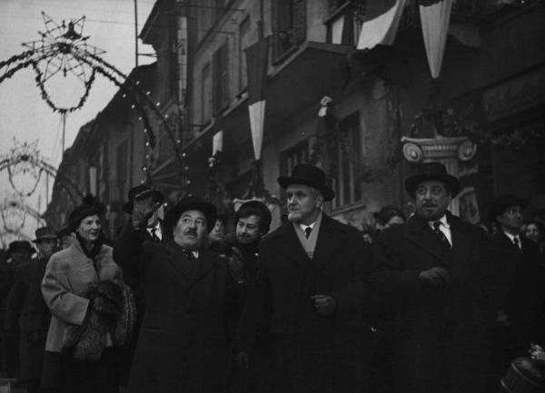 Scena del film "Il cappotto" - Regia Alberto Lattuada - 1952 - Gli attori Ettore G. Mattia, Giulio Stival e un gruppo di attori non identificati in un corteo