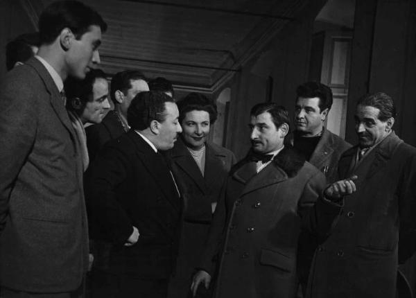 Scena del film "Il cappotto" - Regia Alberto Lattuada - 1952 - Gli attori Renato Rascel ed Ettore G. Mattia tra un gruppo di attori non identificati