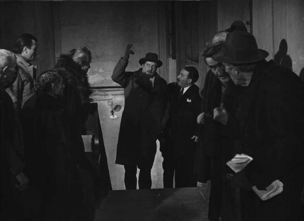 Scena del film "Il cappotto" - Regia Alberto Lattuada - 1952 - Gli attori Giulio Stival ed Ettore G. Mattia e un gruppo di attori non identificati