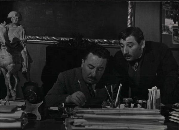 Scena del film "Il cappotto" - Regia Alberto Lattuada - 1952 - Gli attori Renato Rascel ed Ettore G. Mattia alla scrivania