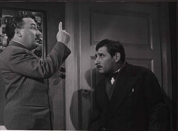 Scena del film "Il cappotto" - Regia Alberto Lattuada - 1952 - Gli attori Renato Rascel ed Ettore G. Mattia