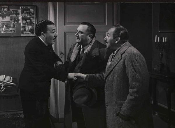 Scena del film "Il cappotto" - Regia Alberto Lattuada - 1952 - Gli attori Ettore G. Mattia, Loris Guzzi e un attore non identificato