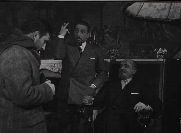 Scena del film "Il cappotto" - Regia Alberto Lattuada - 1952 - Giulio Stival, Renato Rascel e un attore non identificato