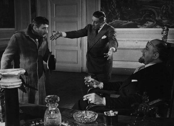 Scena del film "Il cappotto" - Regia Alberto Lattuada - 1952 - Gli attori Giulio Stival e Renato Rascel e un attore non identificato