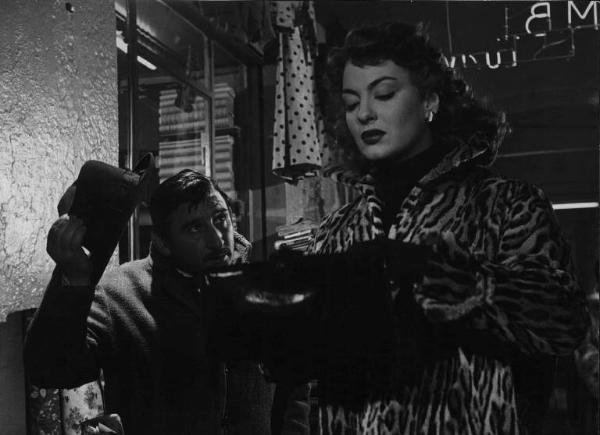 Scena del film "Il cappotto" - Regia Alberto Lattuada - 1952 - Gli attori Renato Rascel e Yvonne Sanson