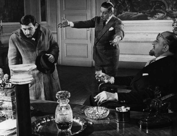 Scena del film "Il cappotto" - Regia Alberto Lattuada - 1952 - Gli attori Giulio Stival e Renato Rascel e un attore non identificato