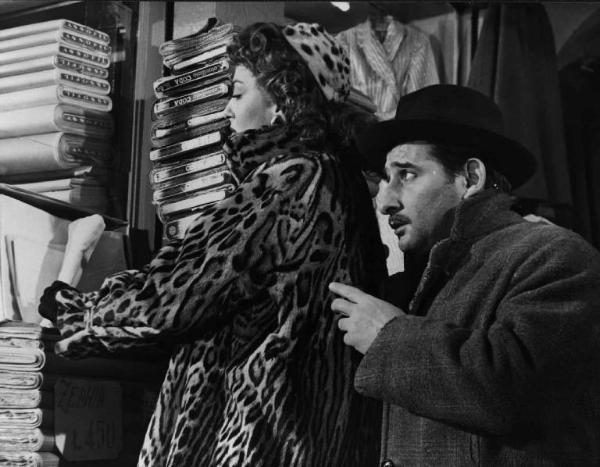 Scena del film "Il cappotto" - Regia Alberto Lattuada - 1952 - Gli attori Renato Rascel e Yvonne Sanson