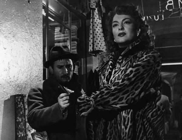 Scena del film "Il cappotto" - Regia Alberto Lattuada - 1952 - Gli attori Renato Rascel e Yvonne Sanson