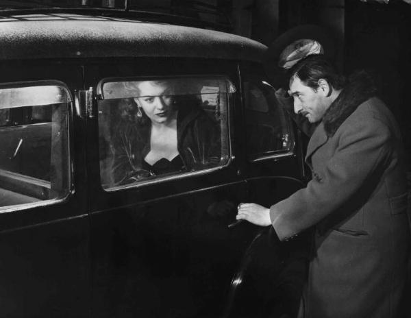 Scena del film "Il cappotto" - Regia Alberto Lattuada - 1952 - Gli attori Renato Rascel e Yvonne Sanson in automobile