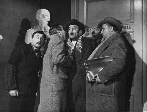 Scena del film "Il cappotto" - Regia Alberto Lattuada - 1952 - Gli attori Renato Rascel, Peppino De Martino, Loris Gizzi e un attore non identificato