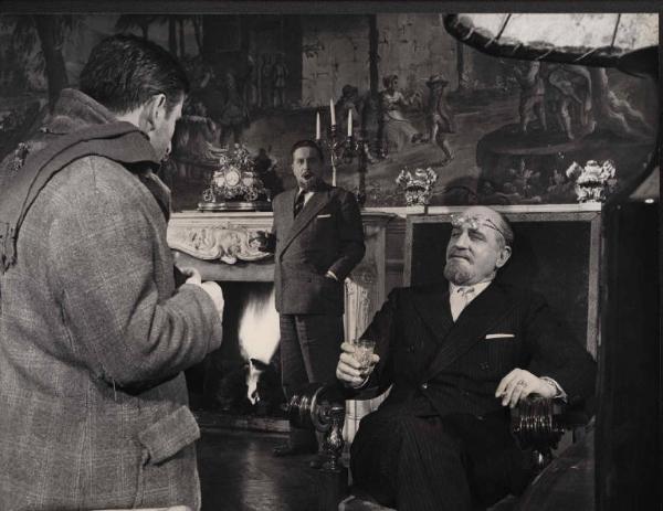 Scena del film "Il cappotto" - Regia Alberto Lattuada - 1952 - Gli attori Giulio Stival e Renato Rascel e un attore non identificato