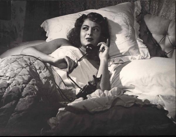 Scena del film "Il cappotto" - Regia Alberto Lattuada - 1952 - L'attrice Yvonne Sanson al telefono a letto