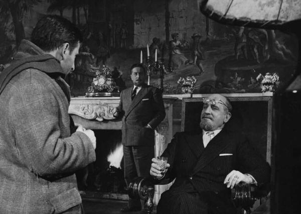 Scena del film "Il cappotto" - Regia Alberto Lattuada - 1952 - Gli attori Giulio Stival e Renato Rascel e un attore non identificato