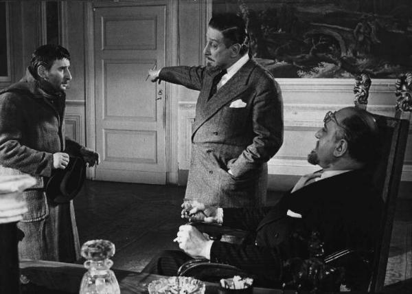 Scena del film "Il cappotto" - Regia Alberto Lattuada - 1952 - Gli attori Giulio Stival e Renato Rascel e un attore non identificato