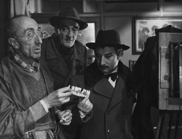 Scena del film "Il cappotto" - Regia Alberto Lattuada - 1952 - Gli attori Renato Rascel, Giulio Calì e Claudio Ermelli