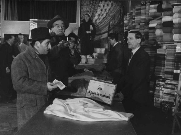 Scena del film "Il cappotto" - Regia Alberto Lattuada - 1952 - Gli attori Renato Rascel e Giulio Calì in un negozio