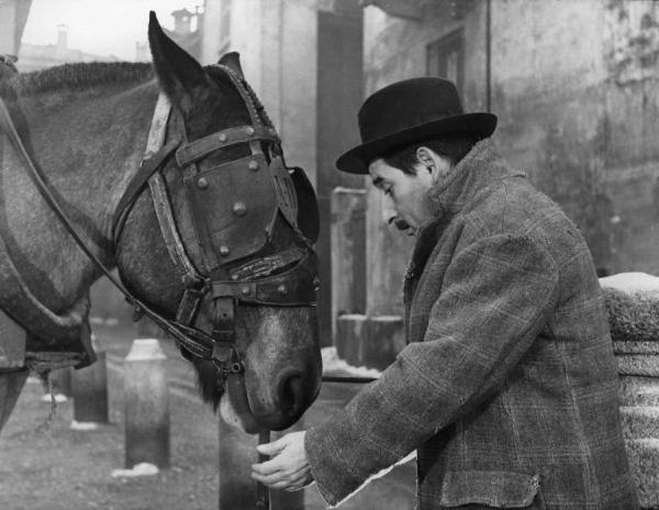 Scena del film "Il cappotto" - Regia Alberto Lattuada - 1952 - L'attore Ettore G. Mattia alla scrivania vicino a una statua di Napoleone