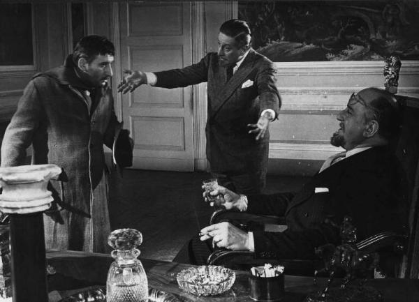 Scena del film "Il cappotto" - Regia Alberto Lattuada - 1952 - Gli attori Giulio Stival e Renato Rascel e un attore non identificato