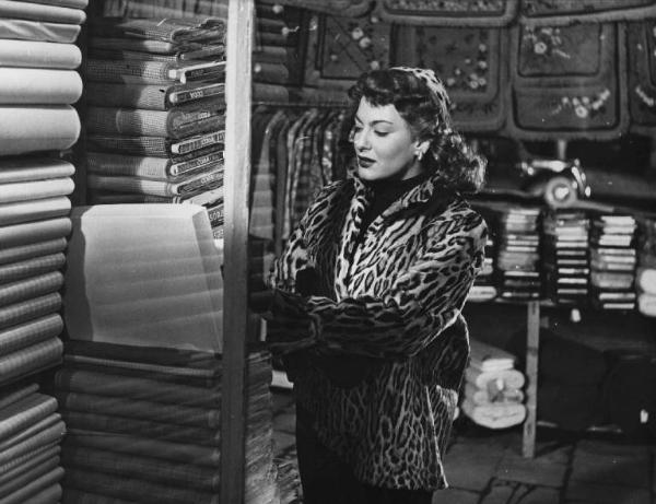 Scena del film "Il cappotto" - Regia Alberto Lattuada - 1952 - L'attrice Yvonne Sanson in pelliccia in un negozio