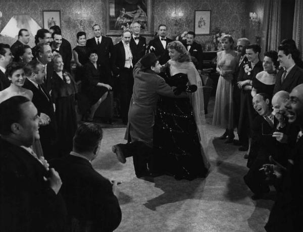 Scena del film "Il cappotto" - Regia Alberto Lattuada - 1952 - Gli attori Nino Marchetti, Renato Rascel, Loris Gizzi, Giulio Stival, Mimmo Poli, Ettore G. Mattia, Yvonne Sanson e attori non identificati a una festa