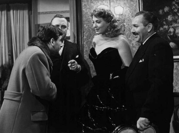 Scena del film "Il cappotto" - Regia Alberto Lattuada - 1952 - Gli attori Renato Rascel, Loris Gizzi, Yvonne Sanson e un attore non identificato