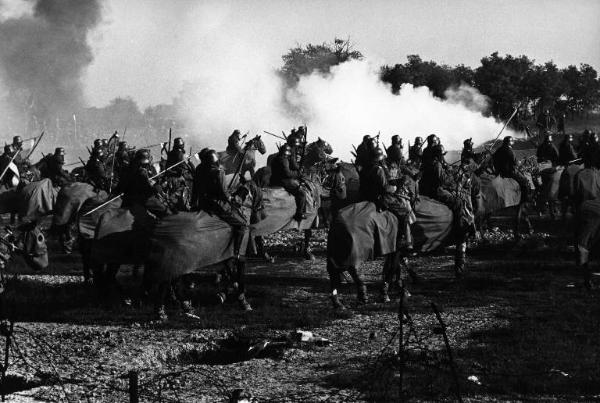 Scena del film "Fraulein Doktor" - Regia Alberto Lattuada - 1969 - Militari in guerra a cavallo