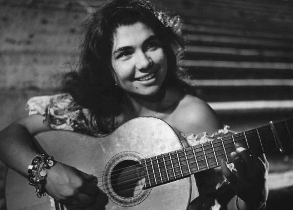 Scena del film "Luci del varietà" - Regia Alberto Lattuada, Federico Fellini - 1950 - L'attrice Vanja Orico con la chitarra