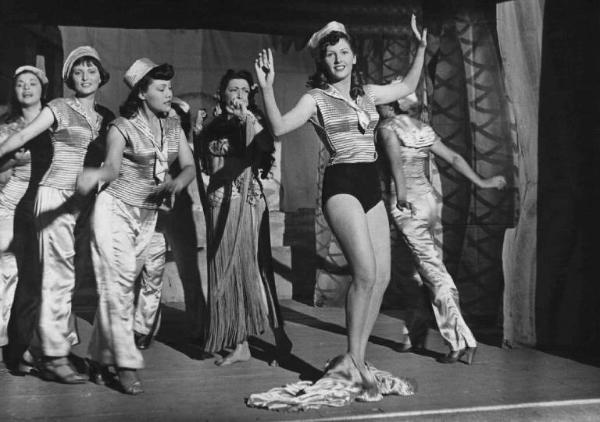 Scena del film "Luci del varietà" - Regia Alberto Lattuada, Federico Fellini - 1950 - Le attrici Carla Del Poggio e Gina Mascetti in scena con altre soubrette