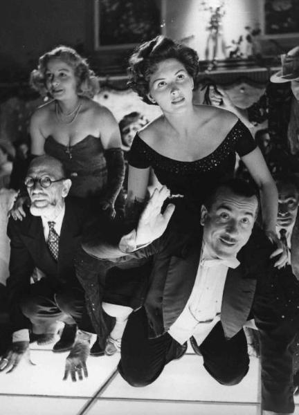 Scena del film "Luci del varietà" - Regia Alberto Lattuada, Federico Fellini - 1950 - Gli attori Peppino De Filippo e Carla del Poggio accanto a due attori non identificati