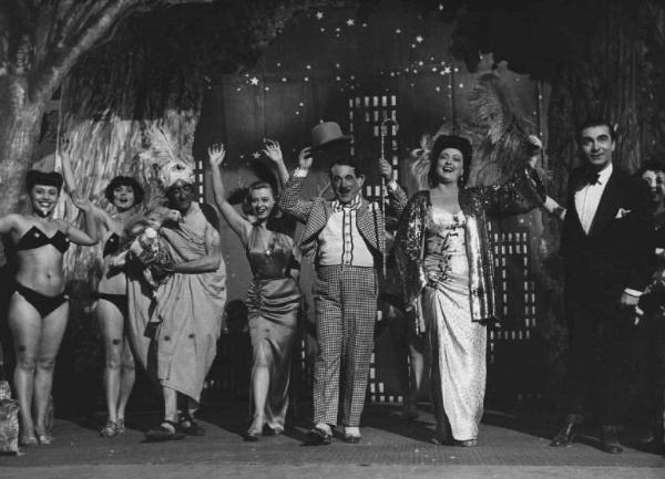 Scena del film "Luci del varietà" - Regia Alberto Lattuada, Federico Fellini - 1950 - Gli attori Dante Maggio, Gina Mascetti, Peppino De Filippo, Giulietta Masina, Giulio Calì in scena