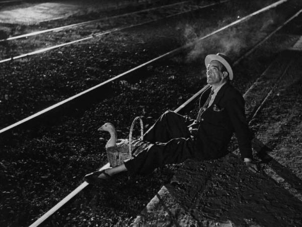 Scena del film "Luci del varietà" - Regia Alberto Lattuada, Federico Fellini - 1950 - L'attore Giulio Calì sui binari della ferrovia