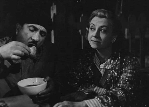 Scena del film "Luci del varietà" - Regia Alberto Lattuada, Federico Fellini - 1950 - Gli attori Peppino De Filippo e Giulietta Masina