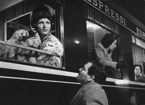 Scena del film "Luci del varietà" - Regia Alberto Lattuada, Federico Fellini - 1950 - Gli attori Folco Lulli e Carla Del Poggio in treno alla stazione