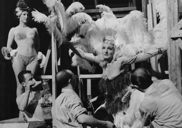 Scena del film "Luci del varietà" - Regia Alberto Lattuada, Federico Fellini - 1950 - Le attrici Fanny Marchiò e Carla Del Poggio e tre attori non identificati