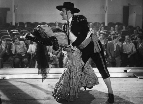 Scena del film "Luci del varietà" - Regia Alberto Lattuada, Federico Fellini - 1950 - Gli attori Peppino De Filippo, vestito da torero, e Giulietta Masina in scena