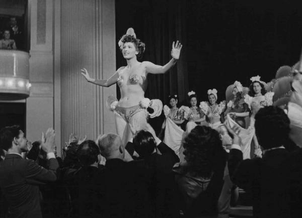 Scena del film "Luci del varietà" - Regia Alberto Lattuada, Federico Fellini - 1950 - L'attrice Carla Del Poggio in scena con altre soubrette riceve gli applausi del pubblico del teatro