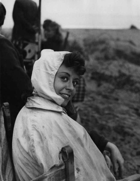 Scena del film "Luci del varietà" - Regia Alberto Lattuada, Federico Fellini - 1950 - L'attrice Giulietta Masina sul set