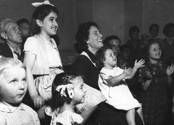 Scena del film "Luci del varietà" - Regia Alberto Lattuada, Federico Fellini - 1950 - Attori non identificati in teatro. Molti bambini tra il pubblico